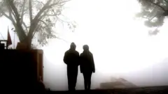 ஆண் மற்றும் பெண் நிற்கும் சித்தரிப்புப் படம்