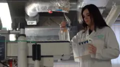 Dunja Aksentijević u labaratoriji