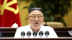 지난 4월 열린 세포비서대회 폐회사 연설 중인 김정은
