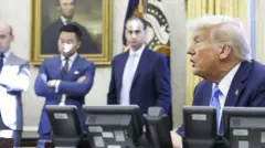 သမ္မတအမိန့်တွေကို အိမ်ဖြူတော်က သူ့ရုံးခန်းမှာ လက်မှတ်ရေးထိုးချိန် သတင်းထောက်တွေနဲ့ စကားပြောနေတဲ့ အမေရိကန်သမ္မတ ဒေါ်နယ်ထရမ့်