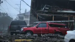 Autos y edificios dañados en Nueva Orleans por el paso del huracán Ida