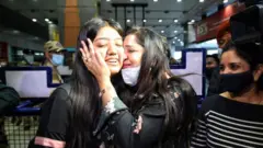 Mahasiswa India yang berhasil pulang dari Ukraina.