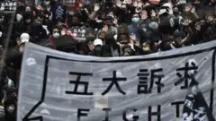 大量民眾在新年第一天再度走上香港街頭。
