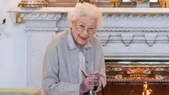 பால்மோரல் கோட்டையில் அரசி