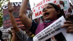 ਰੇਪ ਖ਼ਿਲਾਫ਼ ਮੁਜ਼ਾਹਰਾ ਕਰਦੀ ਔਰਤ