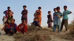 کودکان بلوچ در پی آب، در معرض خطر تمساح