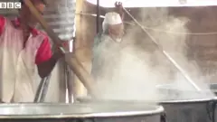 இலங்கை: உணவின்றி தவிக்கும் மக்களின் பசியாற்றும் ரம்ஜான் நோன்பு கஞ்சி