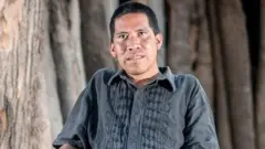 Chagabi Etacore sitting sentado en una silla en el bosque