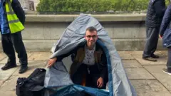 BBC 기자 크리스티안 존슨은 웨스트민스터홀에 가장 먼저 들어가기 위해 길에서 밤을 새운 사람들과 합류했다