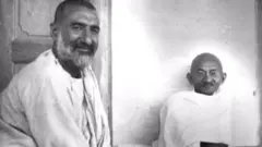 گاندی و غفار خان