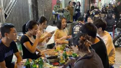 Quán ăn vỉa hè ở khu vực phố cổ đặc biệt kín chỗ (100% chỗ ngồi) và không có tấm chắn, cũng không thấy có lực lượng chức năng