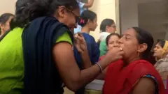 దిశ నిందితుల ఎన్‌కౌంటర్ తర్వాత బాధితుల ఇంటిపక్కల వాళ్లు స్వీట్లు పంచుకున్నారు.