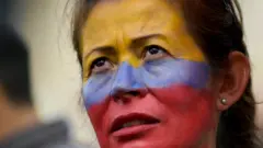 Mujer activista con el rostro pintado