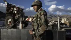 Askari u kasoo jeeda Hindiya oo ku sugan xadka Ladakh