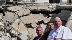 Irak'a tarihi bir ziyarette bulunan Katolik Kilisesi lideri Papa Francesco bugün ülkenin kuzeyindeki Musul kentinde, IŞİD işgalinde yıkılan kiliselerin arasında savaş ve çatışma kurbanları için dua etti.