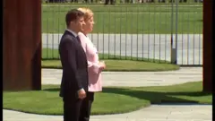 メルケル独首相、式典中に激しい震え