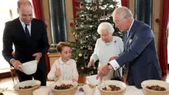 Kraljica, princ Čarls, princ Vilijam i princ Džordž