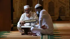मुस्लिमांच्या मशिदीत नेमकं काय चालतं?