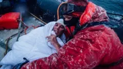 Льюис после заплыва в море Росса