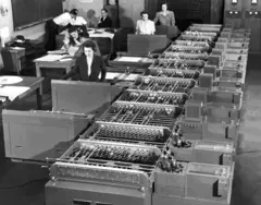 Analisador diferencial em uma foto em preto e branco.