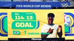 Vinicius Jr., camisa 7 do Brasil, comemora seu gol no telão durante a partida do Grupo C da Copa do Mundo da FIFA 2026 entre Brasil e Marrocos, no Estádio de Nova York e Nova Jersey.