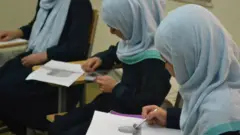 Abanyeshuri bo mu ishuri SOLA ryo muri Afghanistan