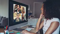 Una mujer conversando con otras cuatro personas en una videollamada.