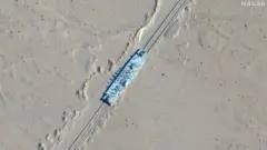 Imagem de satélite mostra modelo de navio militar dos EUA no deserto de Xinjiang, no noroeste da China