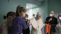 Papa Francesco, İtalya'daki bir hastanede Ukraynalı çocukları ziyaret ediyor, 19 Mart 2022.