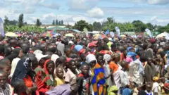 Yabazaga abari baje muri ibyo birori niba hari ingorane bafite ko begeranye