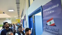 ناخبون في أحد مراكز الاقتراع