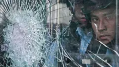 বিক্ষোভকারীর আইনসভা ভবনের কাচ ভেঙে ভেতরে ঢোকে