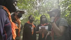 Empat perempuan dari Tim Unit SAR (Search and Rescue) Universitas Padjajaran terlibat dalam pencarian Gibran, bocah yang hilang di Gunung Guntur pertengahan September 2021.