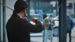 نوازندگی در ویترین‌ها؛ اجرای زنده برای مقابله با تعطیلی کرونا