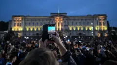 People outside Buckingham Palace
