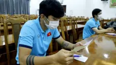 Cầu thủ Việt Nam tham gia bỏ phiếu bầu Quốc hội hôm 23/5