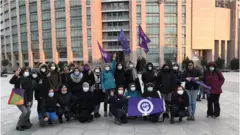 8 Mart Feminist Gece Yürüyüşü Eylem Komitesi, gözaltına alınanları Çağlayan'daki İstanbul Adalet Sarayı önünde bekledi