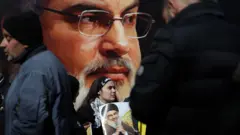 پوستر نصرالله در دست یک دختر لبنانی