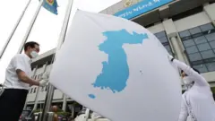 6·15남북공동선언 21주년인 15일 경기도 수원시 팔달구 경기도의회에서 직원들이 한반도기를 게양하고 있다