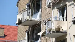 Varandas destruídas após ataque a apartamentos em Linkoping em junho de 2019