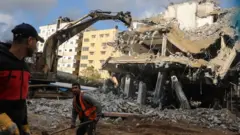 Obras de reconstrucción en Gaza.