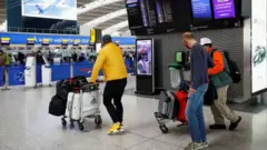 İngiltere, sarı listedeki ülkelerden seyahat eden ve iki doz aşısını da olan kişilerin 19 Temmuz itibarıyla ülkeye döndükten sonra karantinaya girmesine gerek kalmayacağını duyurdu.