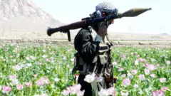 Wani sojan Afghanistan dauke da makamin roka a yankin Kandahar, Afghanistan