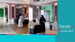 نادلات بمقهى سعودي يقمن بخدمة زبائن رجال
