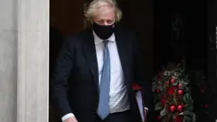 Johnson saliendo de Downing Street.