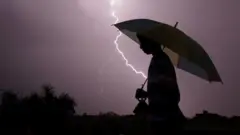 மின்னல் தாக்குதலில் இருந்து தப்புவது எப்படி?