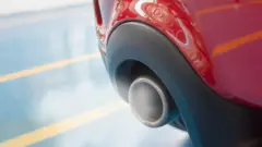 Fumaça saindo do exaustor de carro