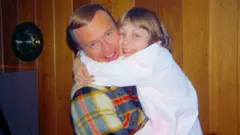 Jan Broberg abraza a Robert Bertchtold