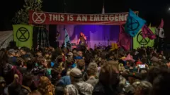 Massive Attack'ın Extinction Rebellion (Yokoluş İsyanı) eylemi sırasında verdiği sürpriz konser