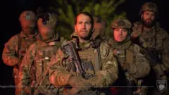 تقول روسيا إنها طردت المقاتلين من كلا المجموعتين فيلق حرية روسيا في الصورة وفيلق المتطوعين الروسي.